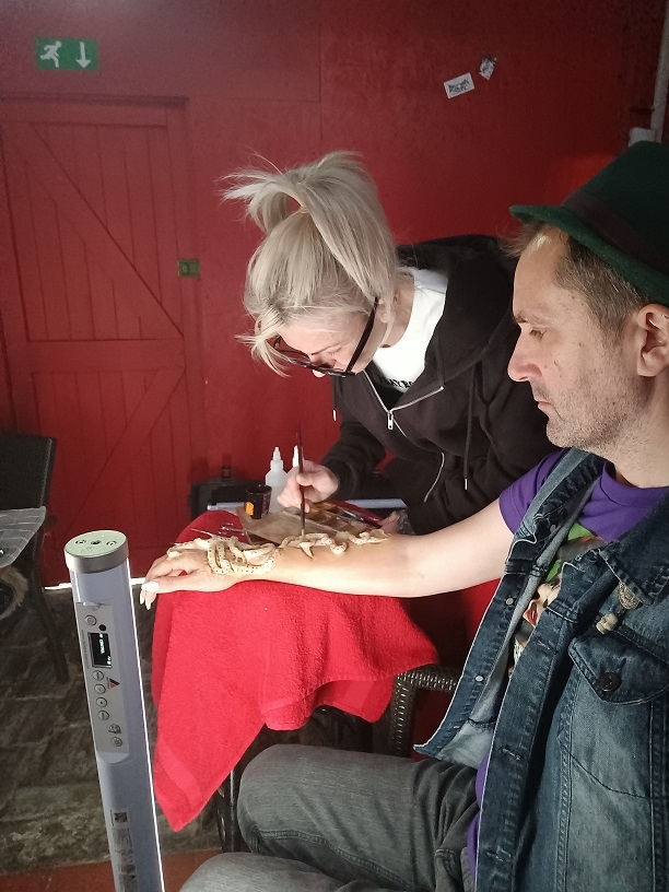 Nathan Head doubling as The Mogern's forearm in the original ending